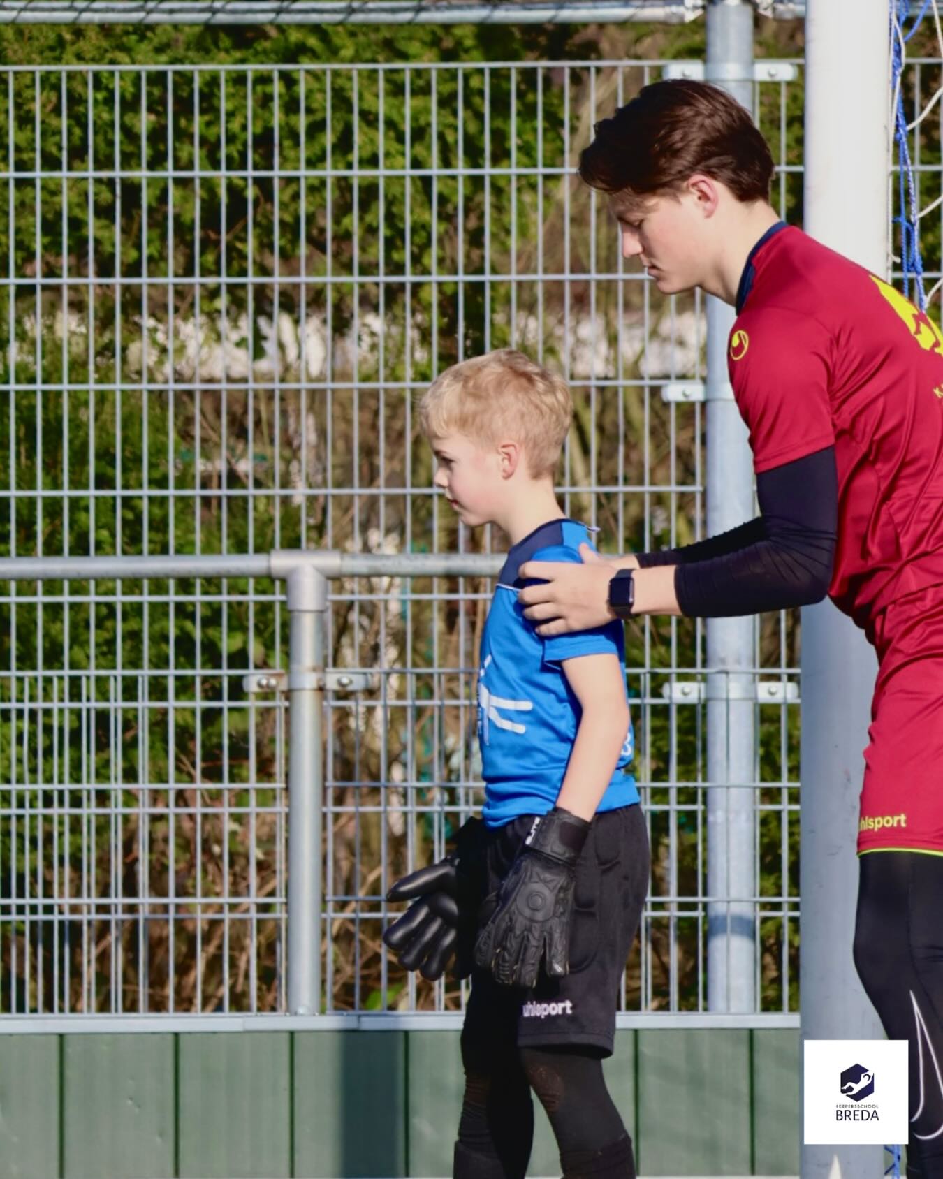 Een keeperstrainer begeleidt een jonge keeper tijdens een training van Keepersschool Breda.