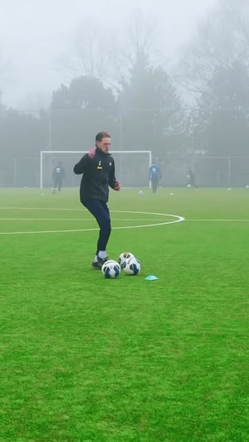 Keeperstrainer op het veld tijdens de zondagochtendtraining.